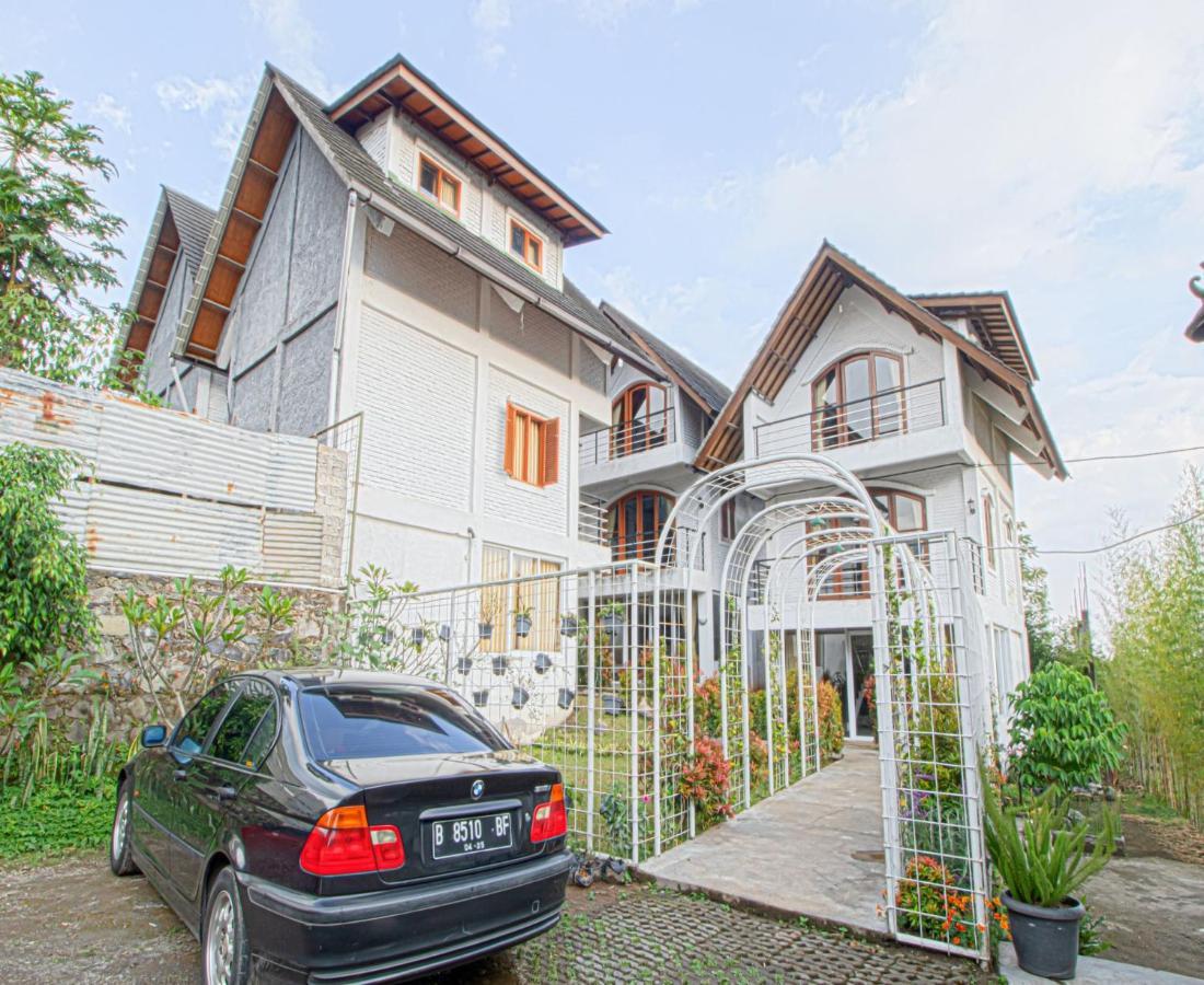 D'Journey Hotel Lembang Exterior photo